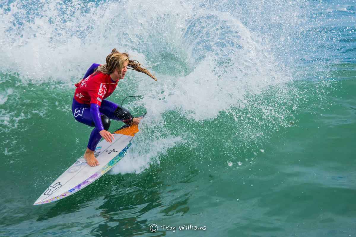 Caroline Marks carving a wave