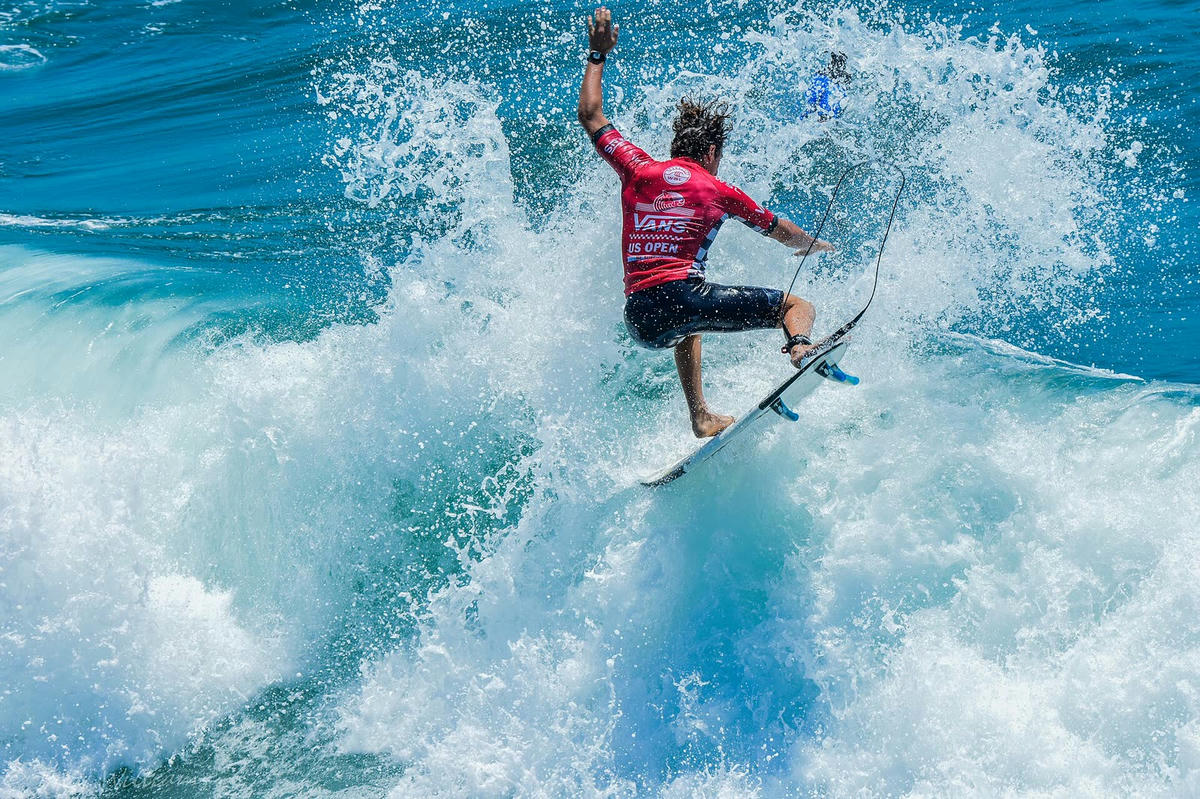 Leonardo Fioravanti doing a turn in a contest jersey