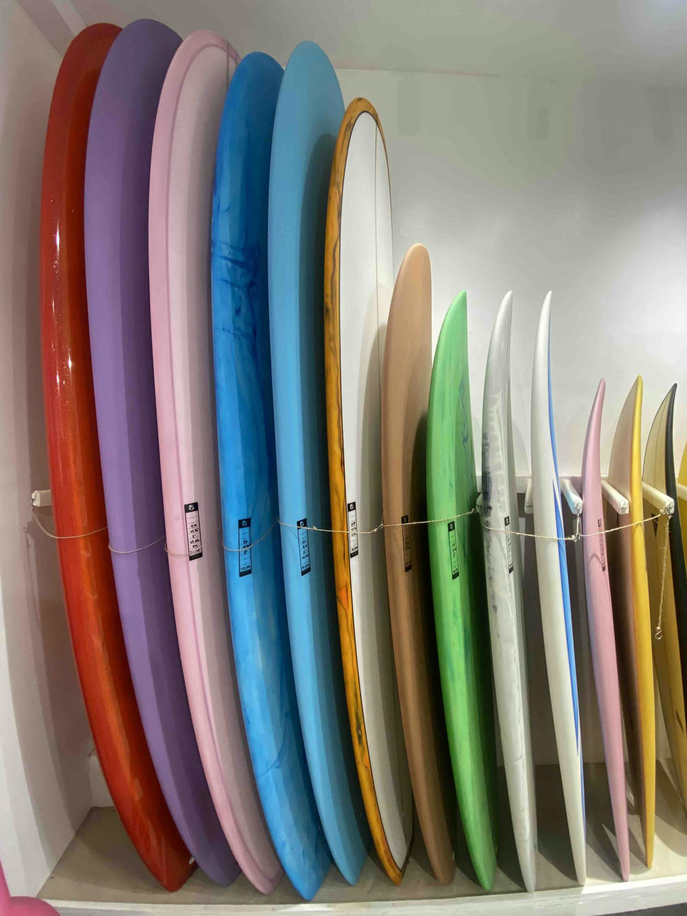 Шоп OK Surf в Дженерал-Луна, Сиаргао, с досками на стойках у входа